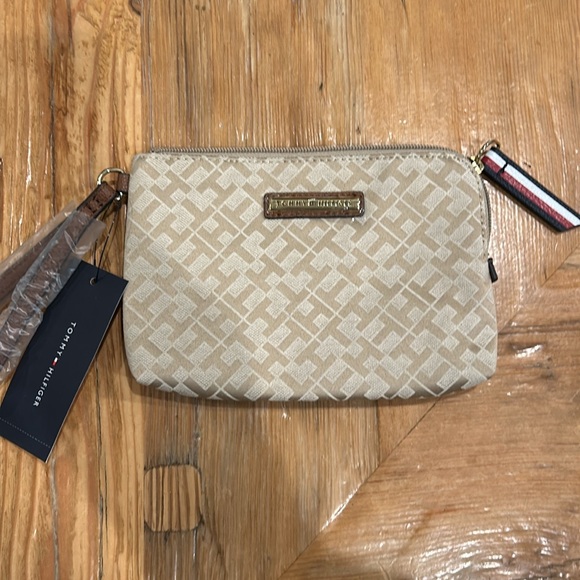 NEW Tommy Hilfiger Wristlet - Picture 2 of 7